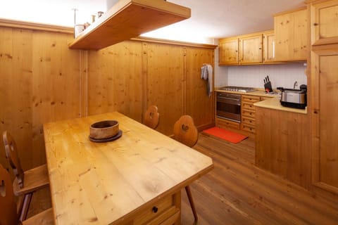 Kitchen or kitchenette, Dining area, oven, stove