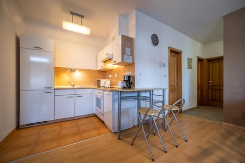 Kitchen or kitchenette, Dining area, minibar, pet friendly, stove