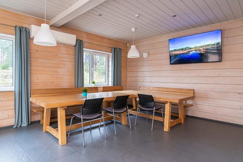 Communal lounge/ TV room, TV and multimedia, Dining area, Evening entertainment