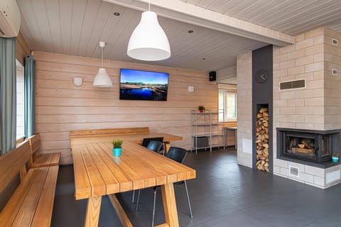 Communal lounge/ TV room, TV and multimedia, Kitchen or kitchenette, Living room, Seating area, Dining area, Evening entertainment