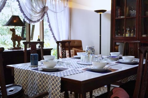 Coffee/tea facilities, Dining area, Garden view