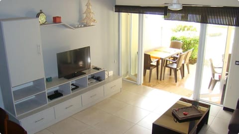 Althea's nice, comfy 4 BR townhouse with pool in Grand Bay- AH 1 Maison in Grand Baie