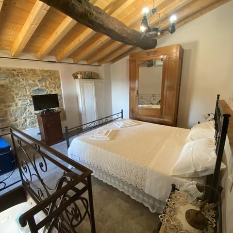 Bed, TV and multimedia, Photo of the whole room, Bedroom, wardrobe