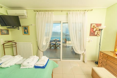 Bed, TV and multimedia, Photo of the whole room, Bedroom, Sea view, towels, air conditioner