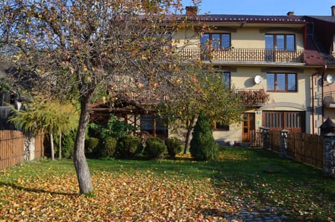 Property building, Facade/entrance, Garden, Autumn