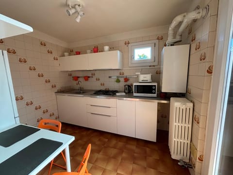 Kitchen or kitchenette, minibar, stove