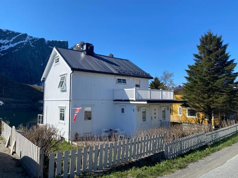 Reine Retro Villa - Cozy Villa With a Fantastic View House in Lofoten