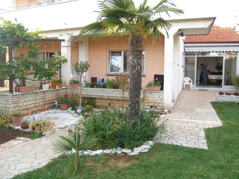 Patio, Facade/entrance