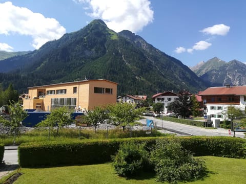 Restaurant/places to eat, Neighbourhood, Shopping Area