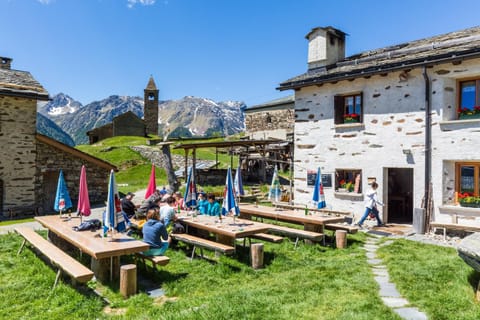 Property building, Day, People, Natural landscape, Evening entertainment, Mountain view, children, group of guests