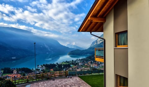 Balcony/Terrace, Lake view, Mountain view