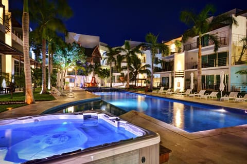 Luxurious & Central Condo In Playa Steps From The Beach Copropriété in Playa del Carmen