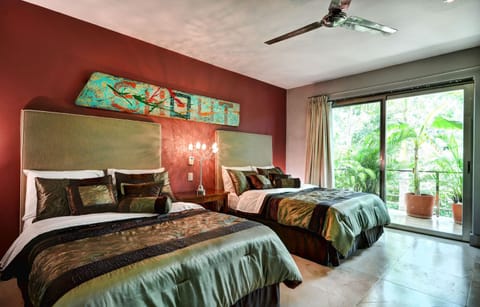 Luxurious & Central Condo In Playa Steps From The Beach Copropriété in Playa del Carmen