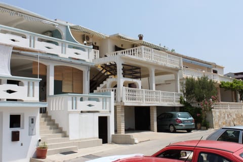 Apartments with a parking space Metajna, Pag - 6423 Apartamento in Zadar County