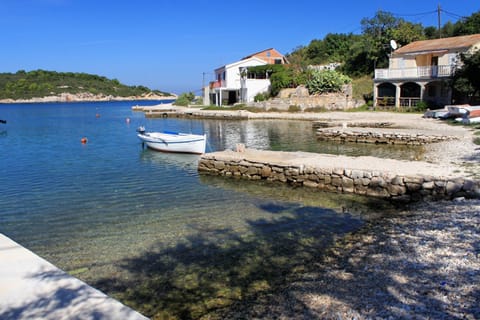 Seaside holiday house Cove Rogacic, Vis - 8886 House in Vis