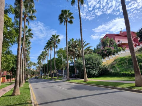 Neighbourhood, Street view