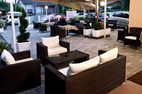 Seating area, Evening entertainment, Parking