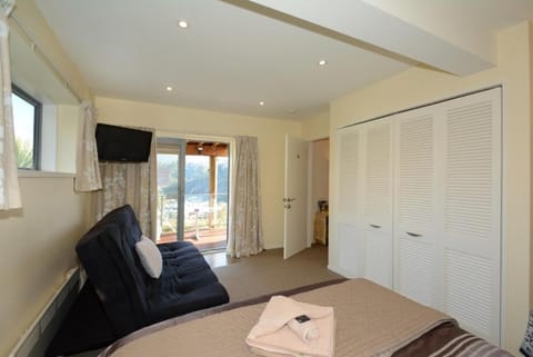 Bed, Off site, Bedroom, On site, Mountain view