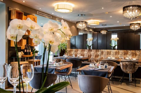 Restaurant/places to eat, Lounge or bar