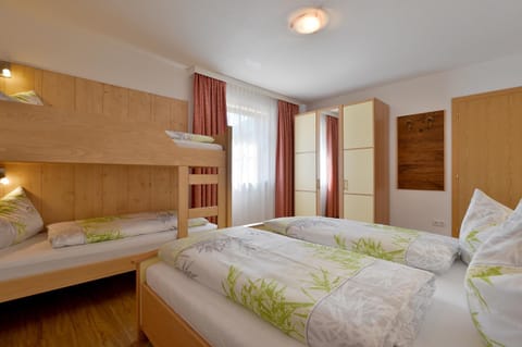 Photo of the whole room, Bedroom, wardrobe