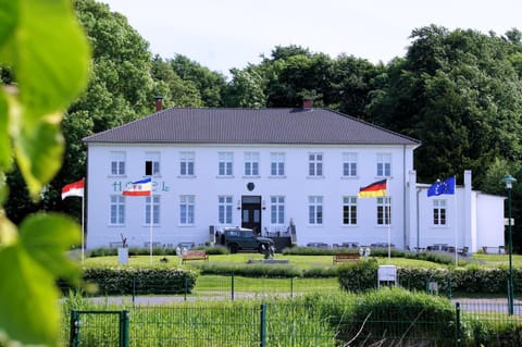 Facade/entrance, Billiard, Children play ground, Fishing, Game Room, Garden, Horse-riding, Library, Sauna, Balcony/Terrace, Other, Photo of the whole room, Banquet/Function facilities, Decorative detail, Decorative detail, Beach, Hiking, Cycling, Diving, Evening entertainment, Animals, Pets, City view, Garden view, Landmark view, Street view, Entertainment, Meals, Continental breakfast, Lunch, Dinner, Alcoholic drinks, Non alcoholic drinks, Quiet street view