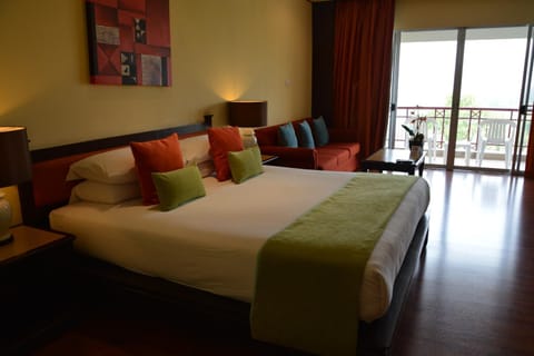 Bed, Photo of the whole room, Decorative detail, Seating area, Area and facilities