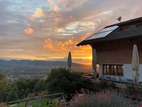 Restaurant/places to eat, Summer, View (from property/room), Balcony/Terrace, City view, Lake view, Mountain view, Sunset