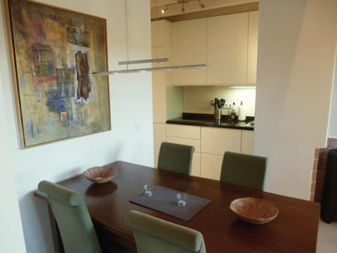 Kitchen or kitchenette, Seating area, Dining area