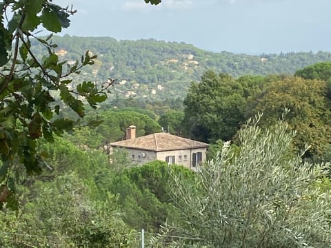 Property building, Nearby landmark, Day, Natural landscape, Landmark view, Mountain view