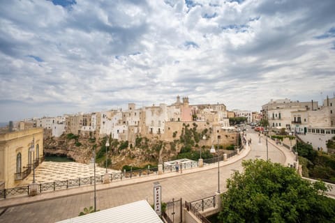 Neighbourhood, Street view