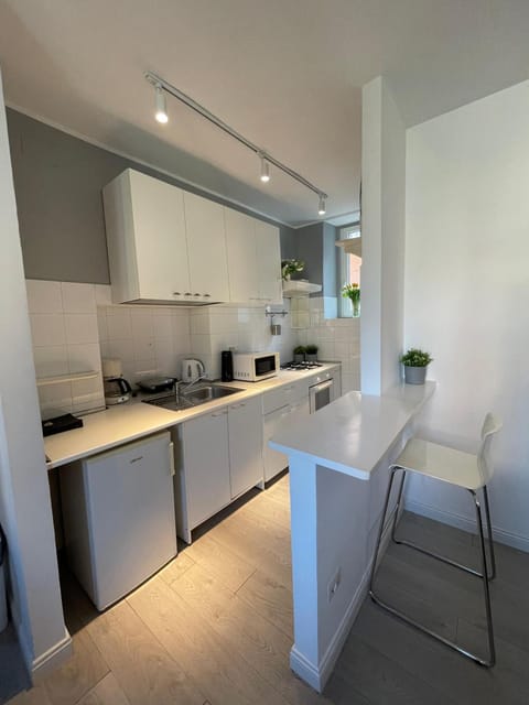 Coffee/tea facilities, Kitchen or kitchenette, oven, stove