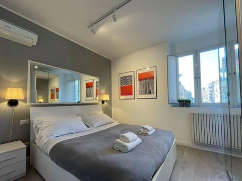 Bed, Photo of the whole room, Bedroom, towels, air conditioner