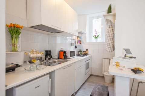 Coffee/tea facilities, Kitchen or kitchenette, Food and drinks, Dining area, Food, Meals, Lunch, Dinner, Non alcoholic drinks