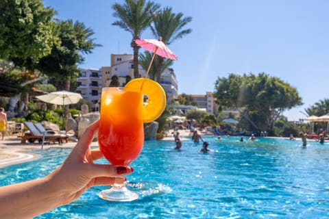 Day, People, Lounge or bar, Food and drinks, Pool view, Swimming pool, Drinks, Alcoholic drinks, group of guests, sunbed