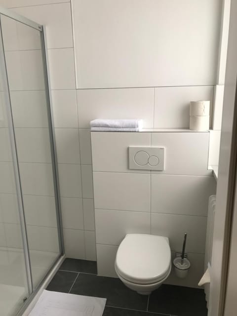 Shower, Toilet