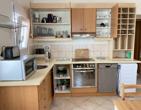 Coffee/tea facilities, Kitchen or kitchenette, dishwasher, oven, stove, toaster, kitchen