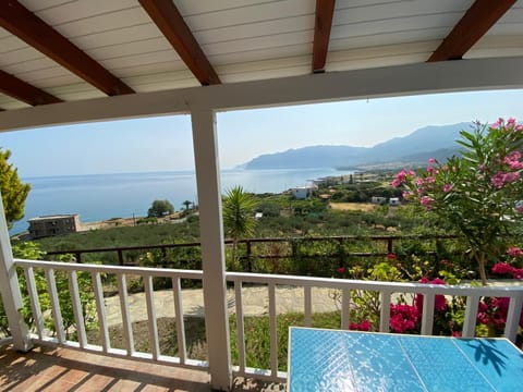 Natural landscape, View (from property/room), Balcony/Terrace, Dining area, Mountain view, Sea view