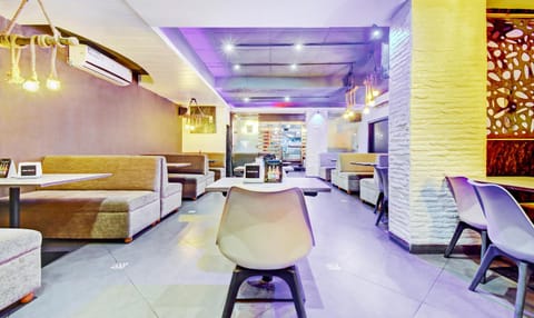 Restaurant/places to eat, Lounge or bar, Seating area, air conditioner