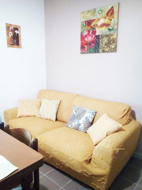 Living room, Photo of the whole room, Decorative detail