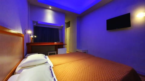 Bed, TV and multimedia, Photo of the whole room, Bedroom