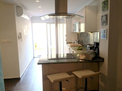 Coffee/tea facilities, Kitchen or kitchenette, Seating area, Dining area, On site