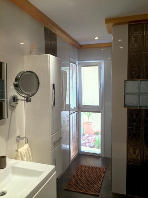 Shower, Toilet, Bathroom, On site, Garden view