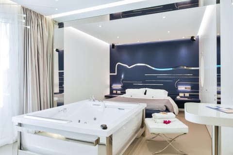 Bed, Photo of the whole room, Bedroom, Bath, towels