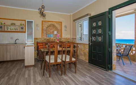 Laura Beach House Apartment in Katastari