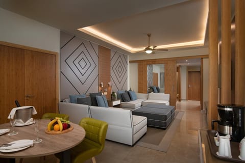 Living room, Food and drinks, Seating area