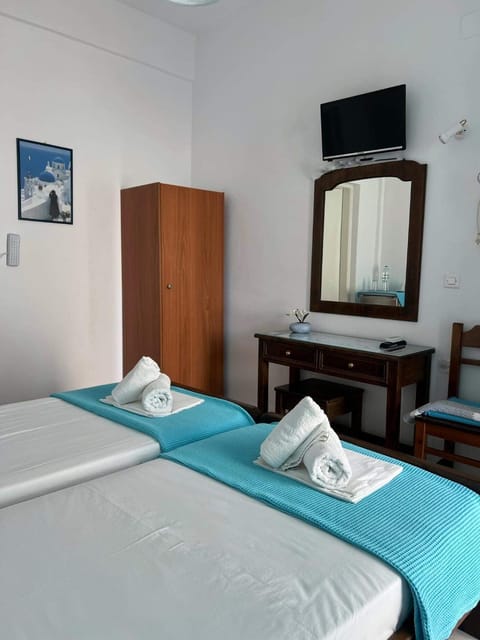 Anna Maria Rooms Santorini Hotel in Perissa