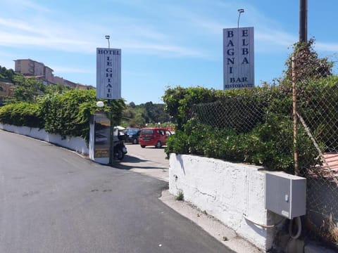 Property building, Facade/entrance, Parking