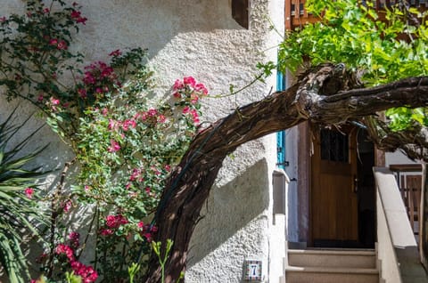 Property building, Facade/entrance, Day, Decorative detail