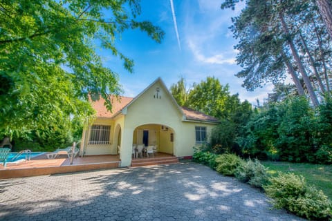 Property building, Facade/entrance, Garden