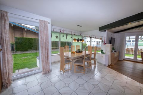 Seating area, Dining area, Mountain view